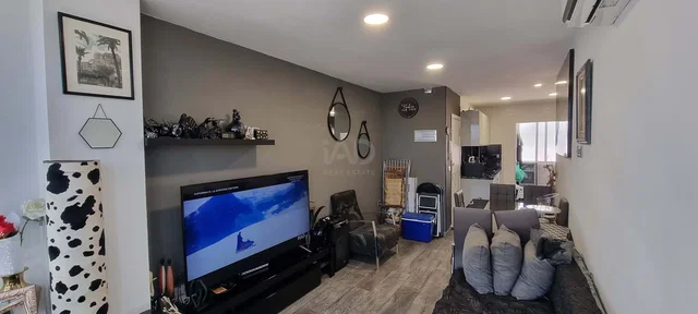 Cocina; electrodomésticos, suelo de madera, luz natural, estilo moderno