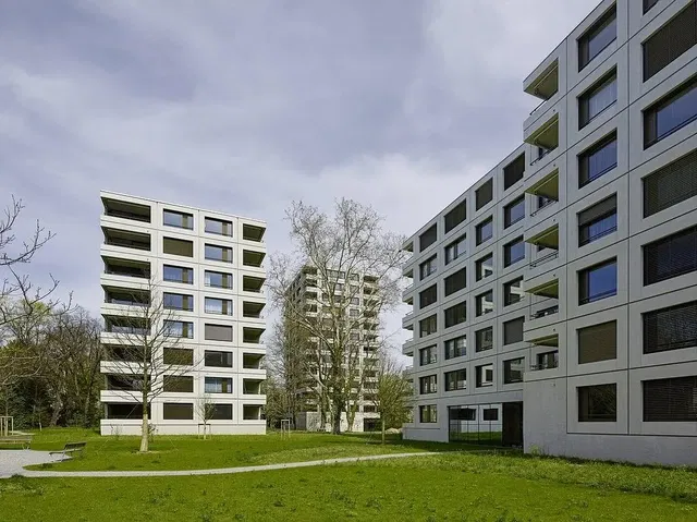 Woonkamer; houten vloer, natuurlijk licht, moderne stijl
