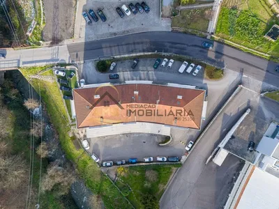 Keuken; keukenapparatuur, houten vloer, natuurlijk licht, moderne stijl