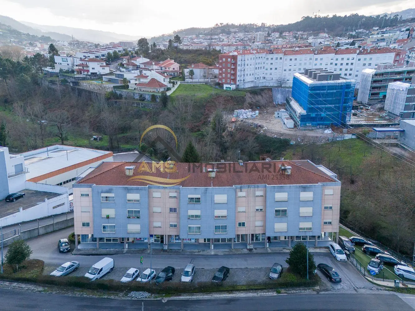 Cocina; electrodomésticos, suelo de madera, luz natural, estilo moderno