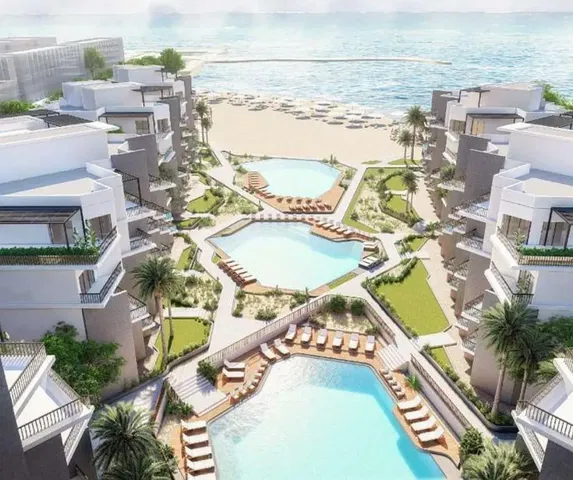 Oturma odası; ahşap zemin, doğal ışık, modern stil