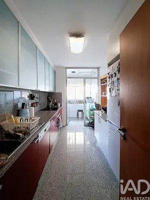 Kuhinja; kućanski aparati, drveni pod, prirodna svjetlost, moderan stil