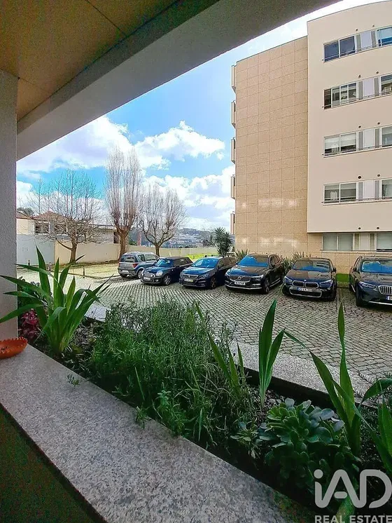 Kuhinja; kućanski aparati, drveni pod, prirodna svjetlost, moderan stil