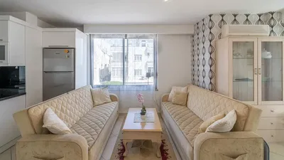 Kuchyňa; kuchynské spotrebiče, drevená podlaha, prirodzené svetlo, moderný štýl