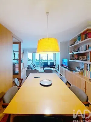 Kuhinja; kućanski aparati, drveni pod, prirodna svjetlost, moderan stil