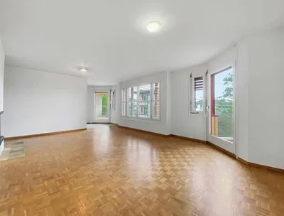 Kuchyně; kuchyňské spotřebiče, dřevěná podlaha, přirozené světlo, moderní styl