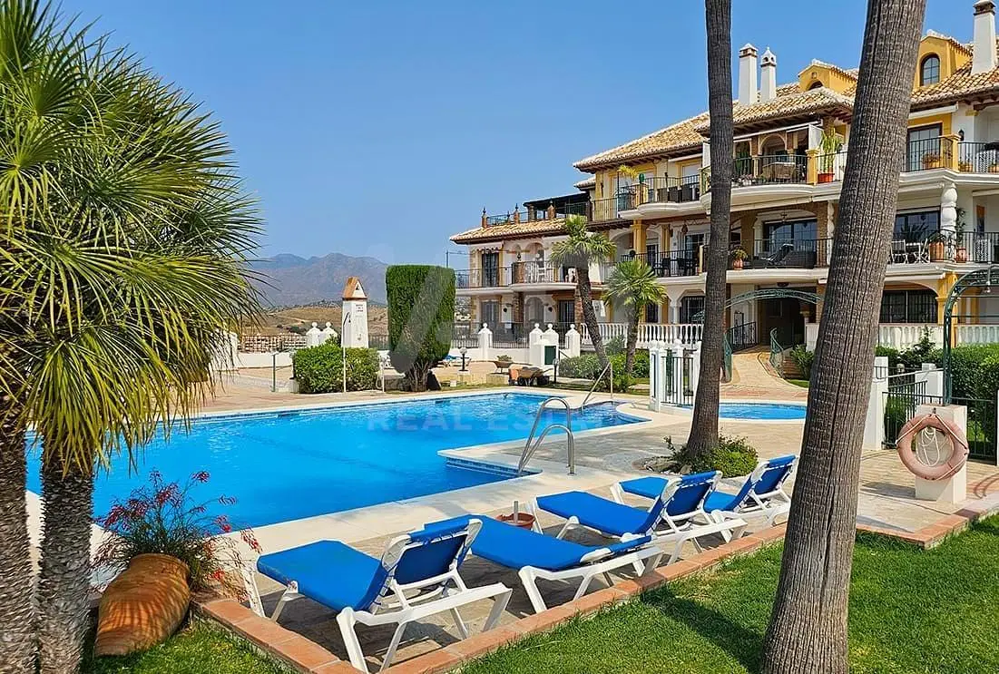 Kuchyně; kuchyňské spotřebiče, dřevěná podlaha, přirozené světlo, moderní styl