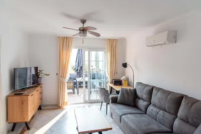 Obývací pokoj; dřevěná podlaha, přirozené světlo, moderní styl