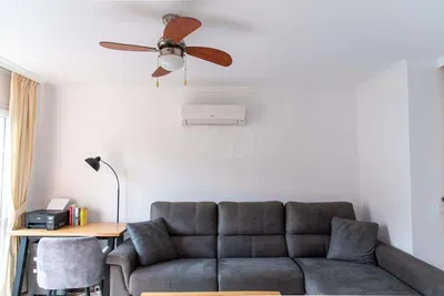 Kuchyně; kuchyňské spotřebiče, dřevěná podlaha, přirozené světlo, moderní styl