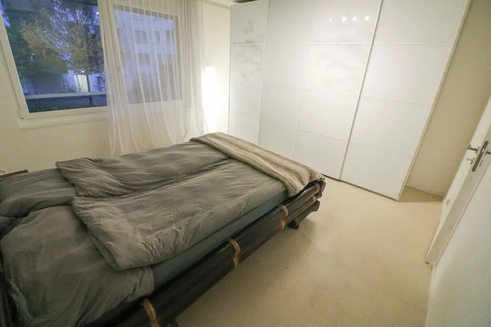 Кухиња; кухињски апарати, дрвени под, природно светло, модерни стил