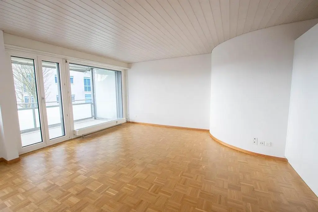 Wohnzimmer; holzboden, tageslicht, moderner stil