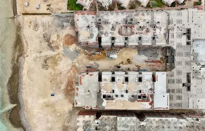 Kuchyně; kuchyňské spotřebiče, dřevěná podlaha, přirozené světlo, moderní styl