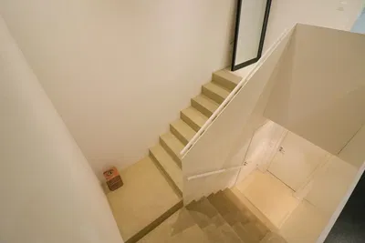 Küche; küchengeräte, holzboden, tageslicht, moderner stil