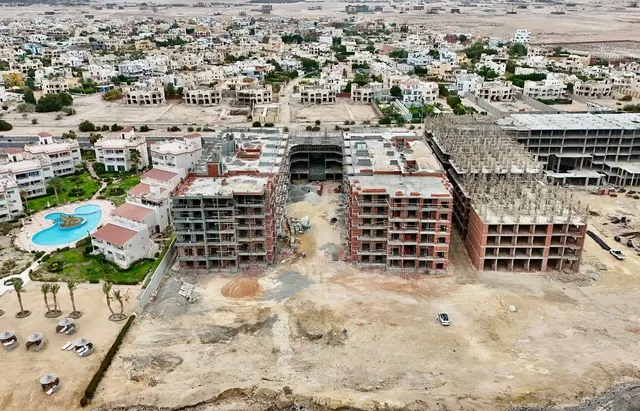 Obývací pokoj; dřevěná podlaha, přirozené světlo, moderní styl