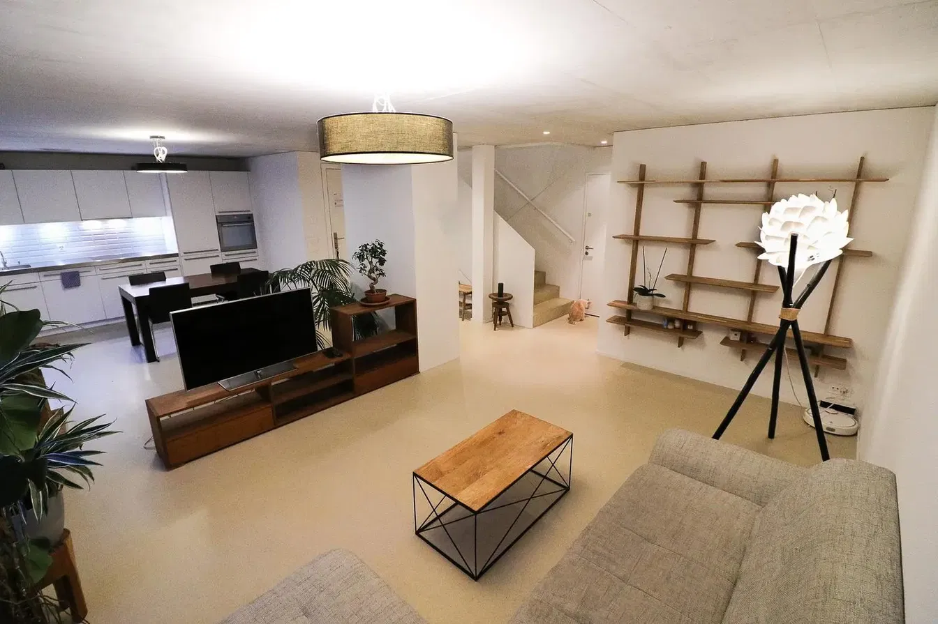 Küche; küchengeräte, holzboden, tageslicht, moderner stil