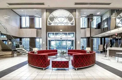 Keuken; keukenapparatuur, houten vloer, natuurlijk licht, moderne stijl