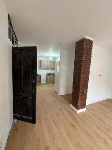 Wohnzimmer; holzboden, tageslicht, moderner stil