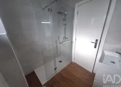 Cuisine; électroménager, parquet, lumière naturelle, style moderne