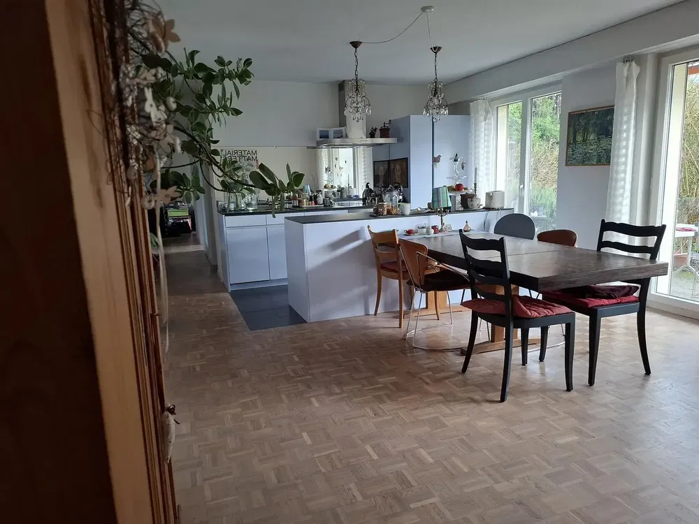 Cucina; elettrodomestici, pavimento in legno, luce naturale, stile moderno