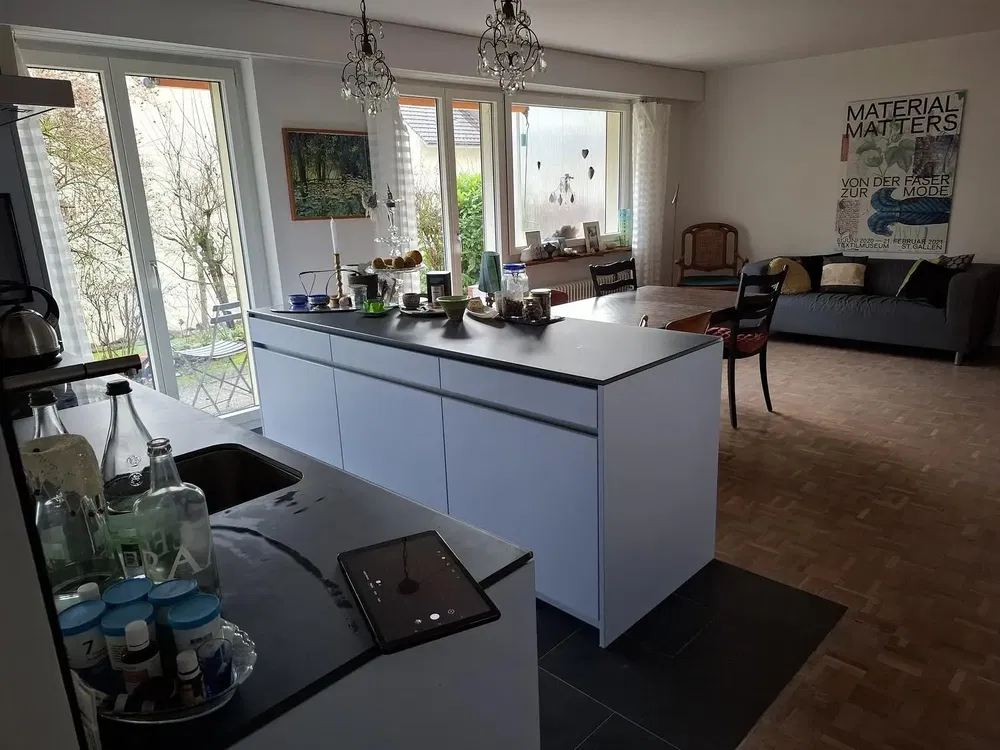 Cucina; elettrodomestici, pavimento in legno, luce naturale, stile moderno