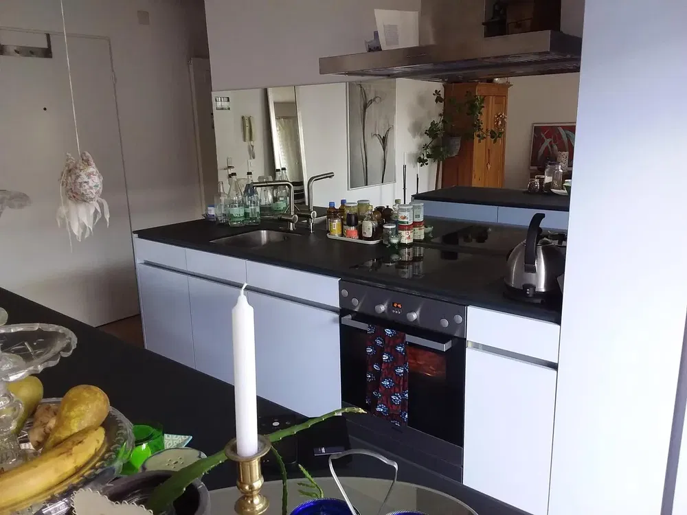 Cucina; elettrodomestici, pavimento in legno, luce naturale, stile moderno