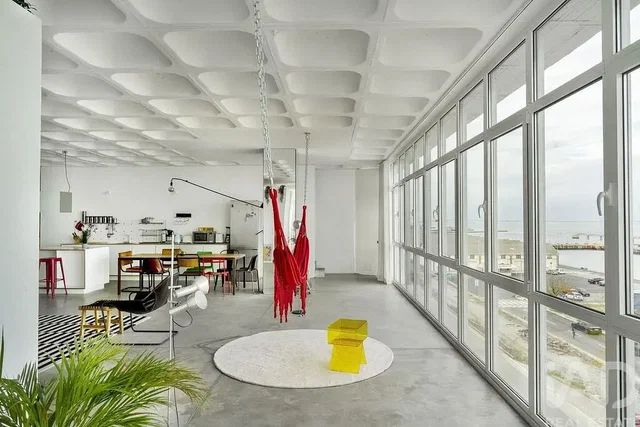 Küche; küchengeräte, holzboden, tageslicht, moderner stil