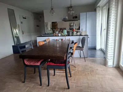 Cucina; elettrodomestici, pavimento in legno, luce naturale, stile moderno