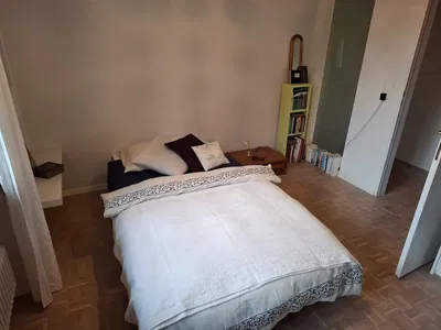 Cucina; elettrodomestici, pavimento in legno, luce naturale, stile moderno