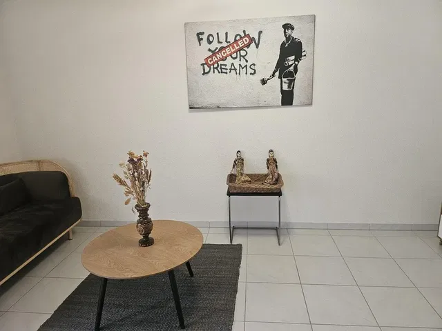 Küche; küchengeräte, holzboden, tageslicht, moderner stil