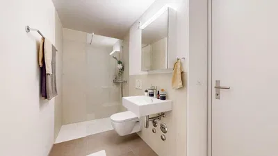 Küche; küchengeräte, holzboden, tageslicht, moderner stil