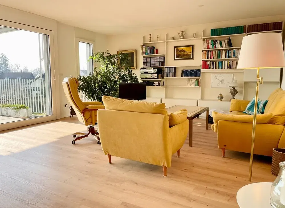 Küche; küchengeräte, holzboden, tageslicht, moderner stil