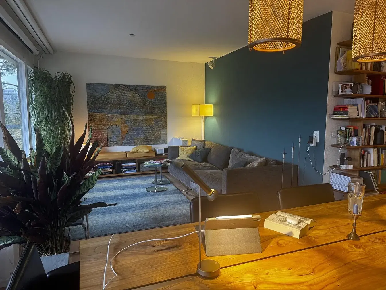 Wohnzimmer; holzboden, tageslicht, moderner stil