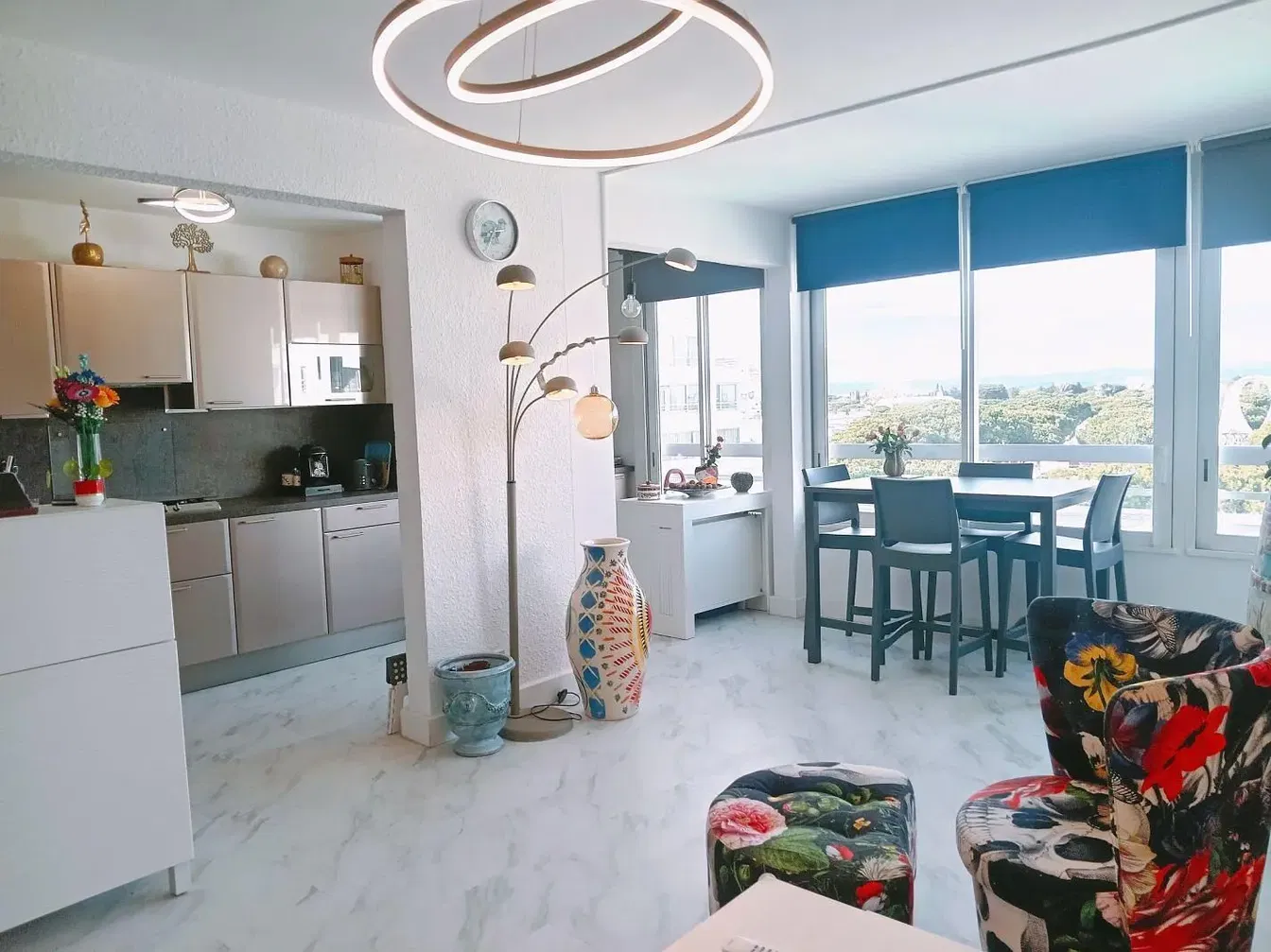 Кухиња; кухињски апарати, дрвени под, природно светло, модерни стил