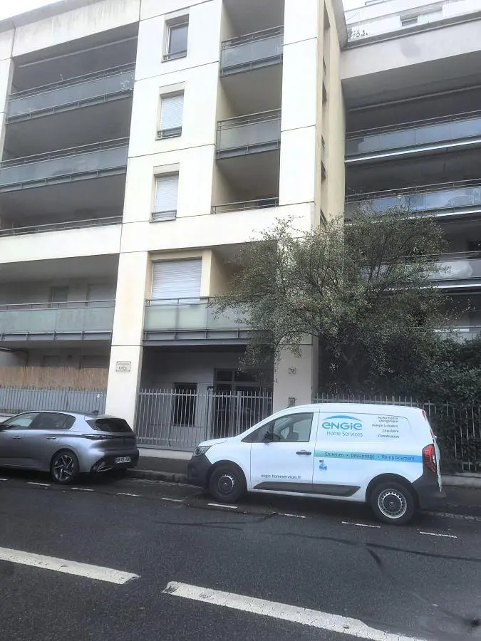 Salón; suelo de madera, luz natural, estilo moderno