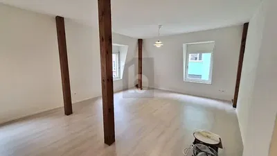 Woonkamer; houten vloer, natuurlijk licht, moderne stijl