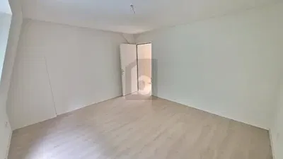 Küche; küchengeräte, holzboden, tageslicht, moderner stil