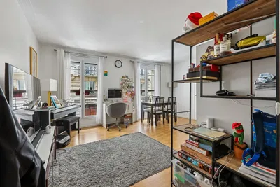 Cuisine; électroménager, parquet, lumière naturelle, style moderne