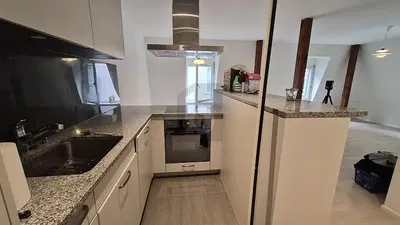 Keuken; keukenapparatuur, houten vloer, natuurlijk licht, moderne stijl