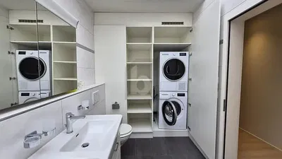 Keuken; keukenapparatuur, houten vloer, natuurlijk licht, moderne stijl