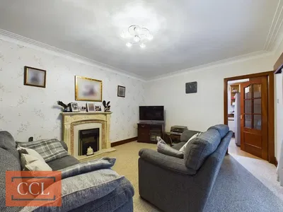 Κουζίνα; συσκευές κουζίνας, ξύλινο πάτωμα, φυσικό φως, μοντέρνο στυλ