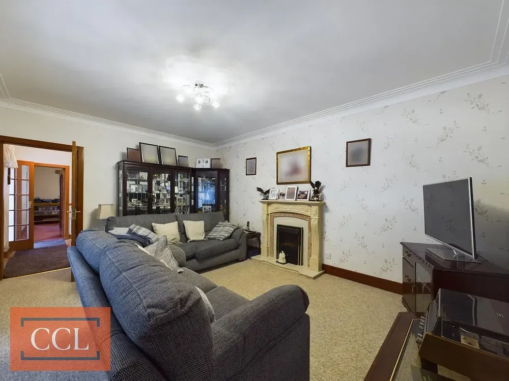 Κουζίνα; συσκευές κουζίνας, πλακάκια, φυσικό φως, μοντέρνο στυλ