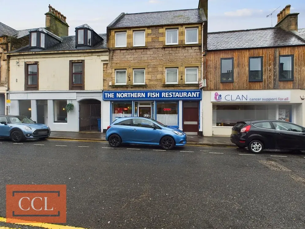 Κουζίνα; συσκευές κουζίνας, ξύλινο πάτωμα, φυσικό φως, μοντέρνο στυλ