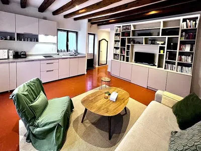 Küche; küchengeräte, holzboden, tageslicht, moderner stil