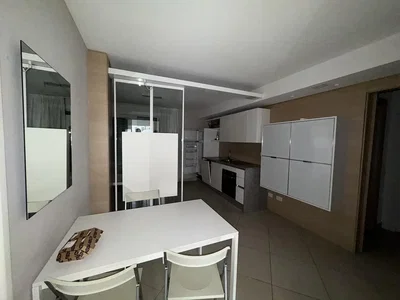 Küche; küchengeräte, holzboden, tageslicht, moderner stil