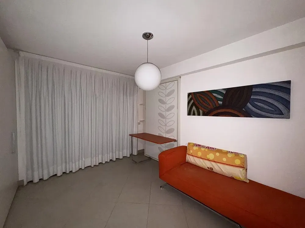 Küche; küchengeräte, holzboden, tageslicht, moderner stil