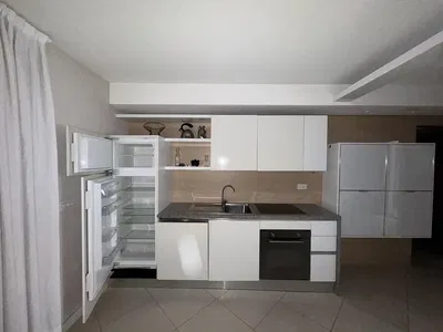 Küche; küchengeräte, holzboden, tageslicht, moderner stil