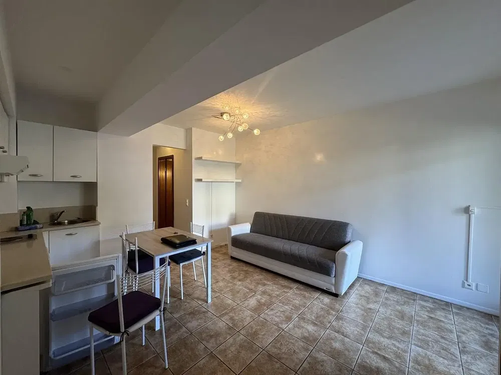 Küche; küchengeräte, holzboden, tageslicht, moderner stil