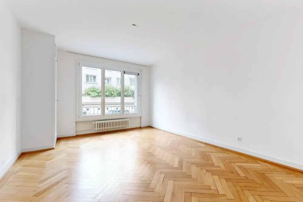 Dnevna soba; drveni pod, prirodno svjetlo, moderni stil