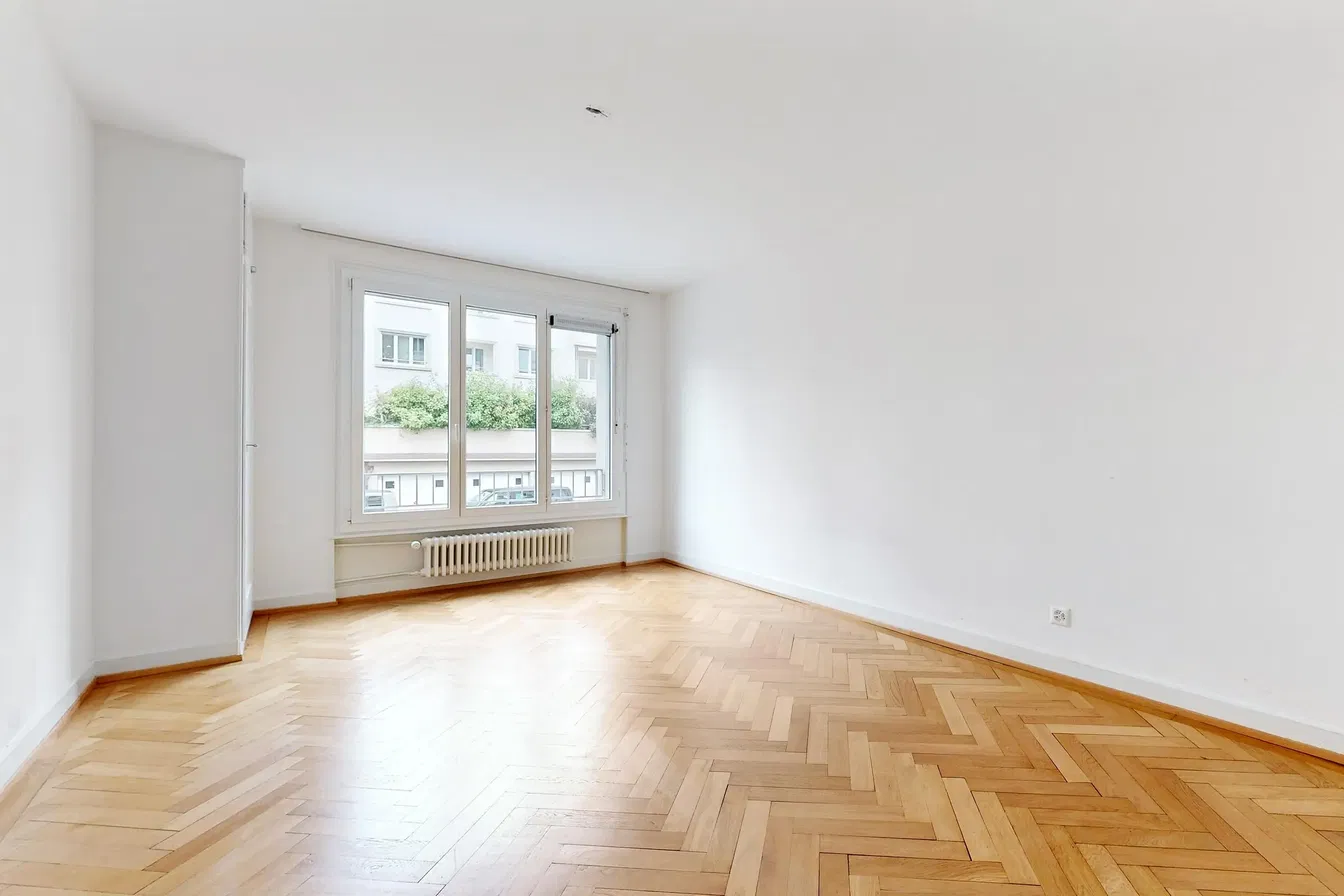 Dnevna soba; drveni pod, prirodno svjetlo, moderni stil