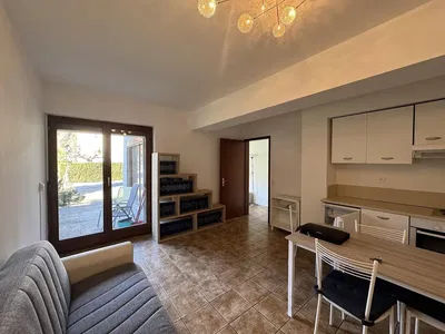 Soggiorno; pavimento in legno, luce naturale, stile moderno